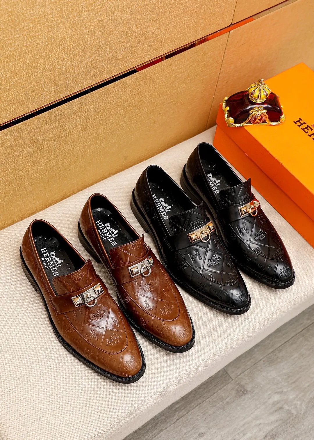 Men's shoes 💰480 💐 Product trademark: HERMES "Hermès" casual leather shoes Regular size: 38-44 (45🉑️customized) Product materials: Selected imported first-layer calfskin embossed upper + classic hardware buckle, imported water-dyed 🐂 cowhide lining. Strong three-dimensional visual effect, non-slip and wear-resistant combination outsole Color: 2⃣️colors available
